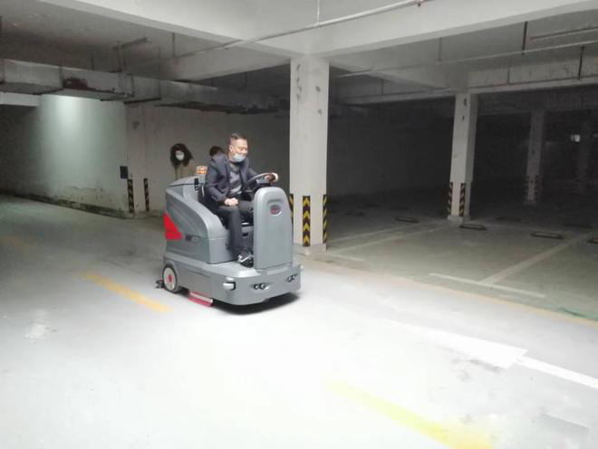 西藏小区物业保洁不用人力改用驾驶式洗地机了